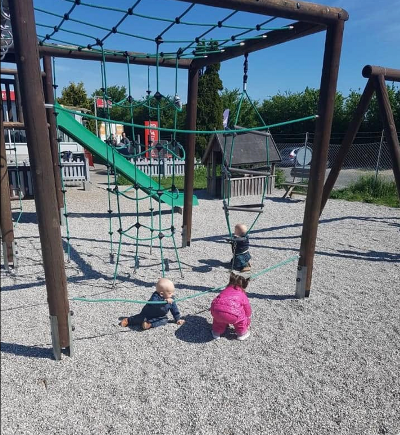 Flyvergrillen Amager – flyspottere, ristet hotdog, legeplads og en is